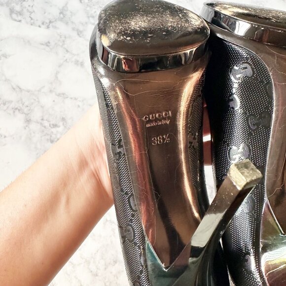 Gucci GG Imprime Black Leather Chain Charm Pumps - Picture 10 of 15